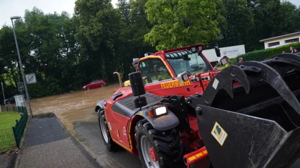 Die Feuerwehr ist mit schwerem Ger&auml;t in Kl&uuml;t im Einsatz. - &copy; Freitag TV
