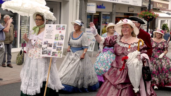 Zum Bloemencorso beim Nelkenfest zeigt sich Blomberg von seiner sch&ouml;nsten Seite - trotz tr&uuml;ber Wetterlage. - &copy; Rudi Rudolph