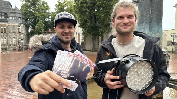 Initiator Luca Gliozzo (links) sowie Yannik Seeberg vom Lagenser Stadtmarketing freuen sich auf die "Raus aus dem Haus"-Premiere auf dem Marktplatz. - &copy; Sandra Castrup