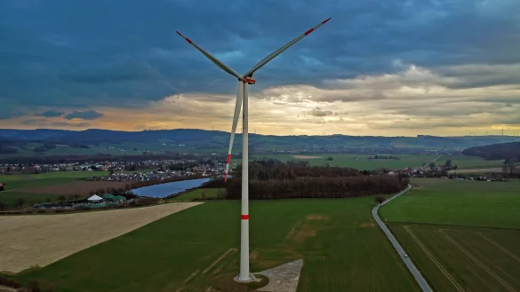 Auf dem Feld um dieses Windrad herum an der Donoper Stra&szlig;e k&ouml;nnten Agri-PV-Anlagen aufgebaut werden. - &copy; Nicole Ellerbrake