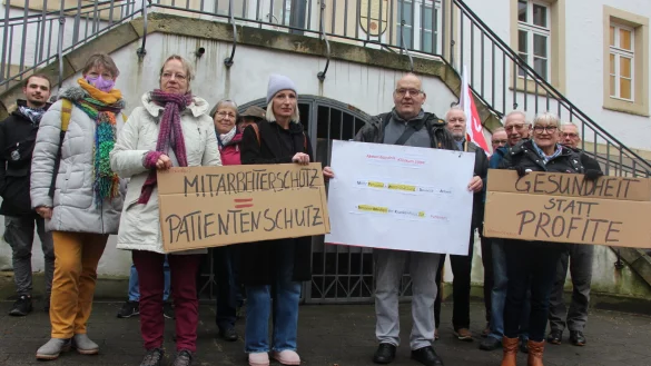 Beim Gütetermin Mitte Dezember zeigte sich bereits das Aktionsbündnis Klinikum Lippe mit einer Demo vor dem Arbeitsgericht solidarisch mit Klägerin Christiana Reuter. Nun ruf die Gewerkschaft Verdi erneut auf, um die Krankenschwester bei ihrer Klage zu unterstützen. - © Janet König