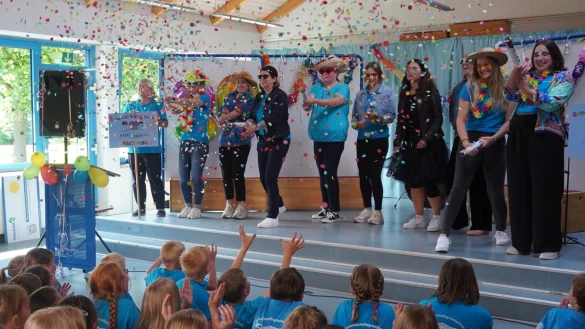 Schulfest mit buntem Konfettiregen: Kinder, Lehrer, Eltern und Ehemalige zelebrieren das 30-j&auml;hrige Bestehen der Grundschule Rischenau. - &copy; Michaela Wei&szlig;e