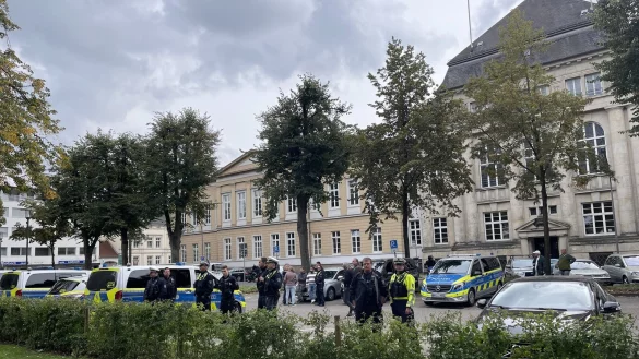 Schon beim ersten Prozess gegen Tim Kellner vor dem Amtsgericht stand die Polizei mit vielen Einsatzkr&auml;ften bereit - das Bild ist vom vergangenen Oktober. - &copy; Silke Buhrmester