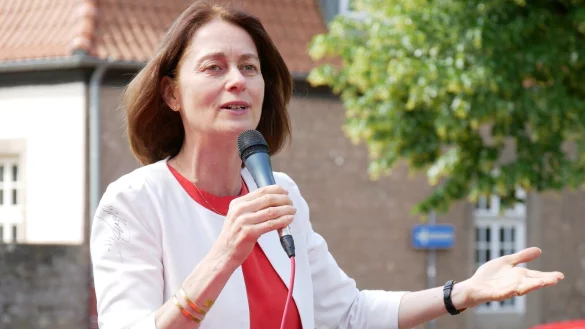 Katarina Barley bei ihrer Rede im Lippegarten. - &copy; Thomas Kr&uuml;gler