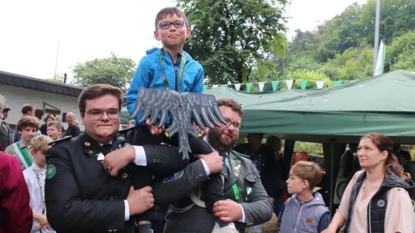 Unmittelbar nach seinem erfolgreichen Schuss wurde Nico Schmidt (mit Adler) auf den Schultern von Kilian Bunte (l.) und Tilman Schmandt durch die Reihen der Besucher getragen. - &copy; Knut Dinter