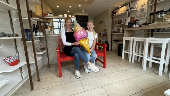 Jennifer Sch&uuml;ller mit Tochter Stella in der nach ihr benannten "Stellateria". Hier gibt es Softeis nach skandinavischem Vorbild. - &copy; Sven Kienscherf