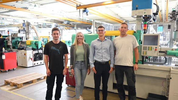 Meik Michalski (von links), Lisa McVicar, Kevin Kraus und Mirko Grote freuen sich gemeinsam über die erfolgreiche Vermittlung. - © Lippe Bildung eG