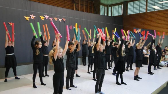 Kinder der Grundschule Hardissen pr&auml;sentieren in der voll besetzten Schulturnhalle lustige Lieder und begleiten sie rhythmisch und t&auml;nzerisch. - &copy; Hajo G&auml;rtner