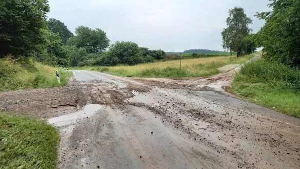 Die Kirchheider Stra&szlig;e auf H&ouml;he Vo&szlig;hagen ist auch am Sonntagnachmittag noch in desolatem Zustand. - &copy; Jens Rademacher