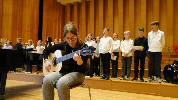 &Uuml;berraschungsgast Carla Peters aus der Klasse 9c begleitet den Chor "Rudolphis" an der Gitarre. Das war im Programm nicht ausgewiesen und sollte das i-T&uuml;pfelchen auf dem Liedervortrag des Unterstufenchores werden. - &copy; Hajo G&auml;rtner