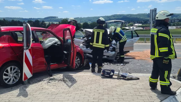 Der rote Suzuki und der graue Daimler Chrysler stie&szlig;en an der Kreuzung B66/ Alverdisser Stra&szlig;e zusammen. - &copy; Feuerwehr Barntrup