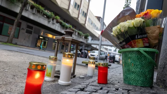 Nachdem der Tod des Gewaltopfers bekannt geworden ist, sind am Tatort in der Paderborner Marienstra&szlig;e Blumen und Kerzen niedergelegt worden. - &copy; Niklas T&uuml;ns