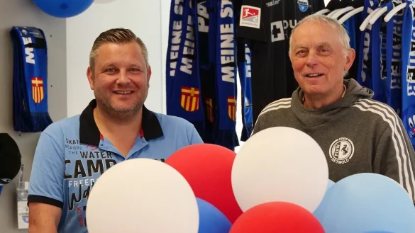 Christian Plesser (links) und Klaus Brand pr&auml;sentieren im "Heimspiel" am Detmolder Marktplatz, die Ergebnisse ihrer neuesten Schulsportstudie. - &copy; J&ouml;rg Hagemann