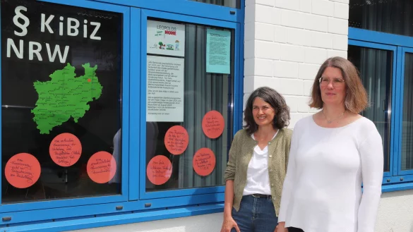 Als Vertreterinnen des Kita-Tr&auml;gers setzen Sandra Linnenbecker (links) und Andrea Rodekamp von der Gemeindeverwaltung die Protestaktion Gegen tr&uuml;be Aussichten fort.
Foto: Knut Dinter - &copy; Knut Dinter