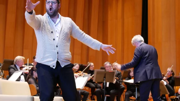 Dramatik pur. Bariton Dominic Barberi inszeniert beeindruckend den Zauberer Colas im Singspiel "Bastien und Bastienne" von Mozart unter Leitung von Frank Beermann (rechts). - &copy; Thomas Kr&uuml;gler