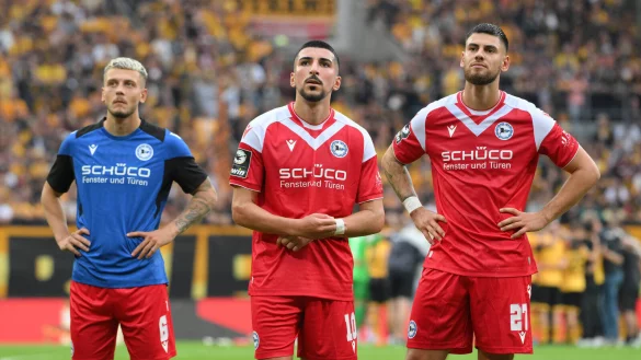 Can &Ouml;zkan, Nassim Boujellab und Gerrit Gohlke (von links) blicken auf die Trib&uuml;ne. - &copy; IMAGO/Eibner