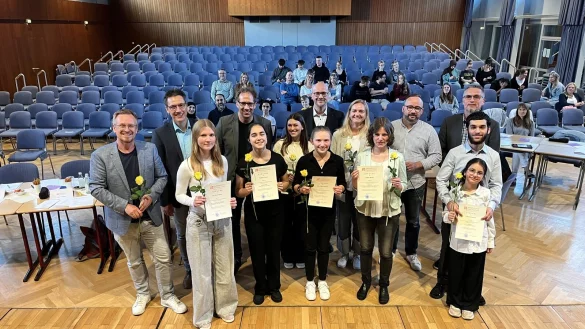 Jury und Preistr&auml;ger mit (von links) Till Brand, Henning Trsek, Lia Eversmeier, Olaf G&ouml;ke, Sophia Arent, Lynn Sawusch, Lisa-Marie Peters, Direktor Markus Herrmuth, Juliane Ga&szlig;mann, Tabea Hohn, Jan Rullk&ouml;tter, Matthias Winter und Yazan Hamedi. - &copy; Marianne-Weber-Gymnasium