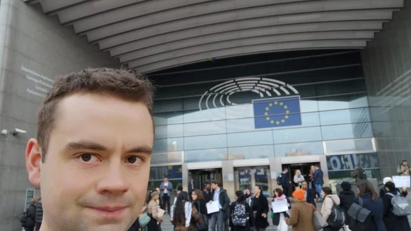 Unser Autor Alexander Gra&szlig;hoff vor dem Eingangsbereich des Spinelli-Geb&auml;udes in Br&uuml;ssel, dem gr&ouml;&szlig;ten der EU in der belgischen Hauptstadt. - &copy; Alexander Gra&szlig;hoff