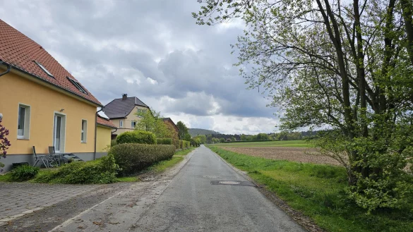 Schmal und schnurgerade ist der Dienstweg in H&ouml;rste. Anwohner haben einen B&uuml;rgerantrag gestellt, weil es in dem Bereich viele Verkehrsteilnehmer geben soll, die sich nicht an Tempo 30 halten. Die Stadt hat deshalb eine Verkehrsmessung durchgef&uuml;hrt. - &copy; Astrid Sewing
