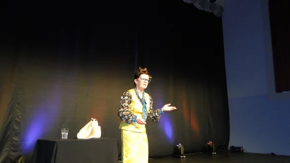 Stand-Up Comedy Star Frieda Braun begleitet ihre skurrilen Geschichten &uuml;ber den allt&auml;glichen banalen Wahnsinn mit einer expressiven Mimik und Gestik, deren ausgelassenes Format als ihr Markenzeichen gilt. - &copy; Hajo G&auml;rtner