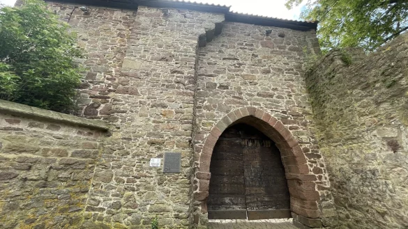 Das hölzerne Tor zum Innenhof der Blomberger Burg bleibt weiter geschlossen. - © Silke Buhrmester