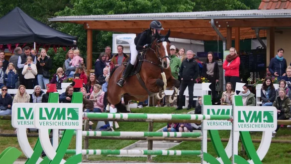 Anncatrin Redder mit Hogwart's High Point R r&auml;umte in Remmighausen ab. - &copy; J&ouml;rg Hagemann