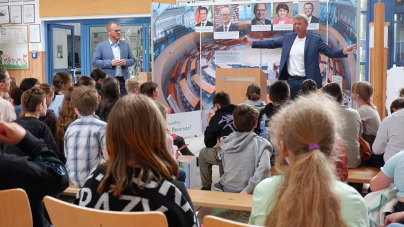 Als es um die finanzielle Ausstattung der Schulen ging, sprang B&uuml;rgermeister Friso Veldink (links) ein. Vor allem an Christof Rasche hatten die Sch&uuml;lerinnen und Sch&uuml;ler aber viele Fragen. - &copy; Lorraine Brinkmann