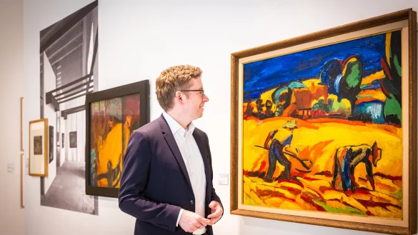 David Riedel, Leiter des Museums Peter August B&ouml;ckstiegel, blickt auf das Bild Meine Eltern bei der Kornernte vorm Haus von B&ouml;ckstiegel". Fotos: Mike-Dennis M&uuml;ller - &copy; Mike-Dennis M&uuml;ller / www.mdm.photo