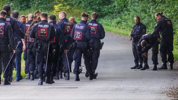 Die Polizisten auf dem R&uuml;ckweg aus dem Wald. Die Suche nach dem Vermissten aus Barntrup wurde am Donnerstagabend zun&auml;chst eingestellt. - &copy; FreitagTV