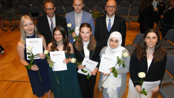 Sechs Sch&uuml;ler wurden bei der Abi-Feier im MWG f&uuml;r Spitzenleistungen ausgezeichnet. Vordere Reihe von links: Nina Kempinger, Sophia St&uuml;er, Hannah Manthey, Salma Al Schiblack und Jule Eik&ouml;tter. Hintere Reihe: Oberstufenkoordinator Olaf G&ouml;ke, Spitzensch&uuml;ler Fynn M&uuml;ller und Schulleiter Markus Herrmuth. (Foto: Hajo G&auml;rtner) - &copy; Hajo G&auml;rtner