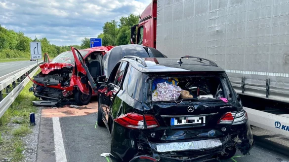 Bei dem Unfall auf der A33 bei Borchen fuhr ein Sattelzug aus Tschechien auf den Ford Transit und einen Mercedes auf. - &copy; Ralph Meyer