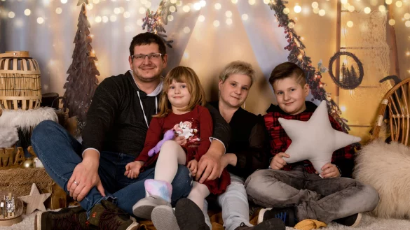 Gl&uuml;ckliche Zeiten: Marko und Nadine K&ouml;ppe mit ihren Kindern Celine und Elias. Vor Weihnachten hat sich die Familie in den vergangenen Jahren immer fotografieren lassen. - &copy; Andrea Klueter