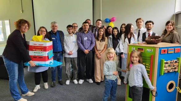 Die Kita Leuchtturm hat einen neuen Spielturm &uuml;berreicht bekommen, den junge Erwachsene in der CompetezWerkstatt gefertigt haben. Bei der &Uuml;bergabe durften Tristan und Liah schon einmal das Spielger&auml;t testen. Als Dank &uuml;berreichten Stefanie Quasthoff, stellvertretende Kita-Leiterin (links) und Ramona Steinchen, Kita-Leiterin (zweite von links), einen kleinen gef&uuml;llten Leuchtturm an das Team. - &copy; Freya K&ouml;hring