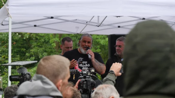 Tim Kellner spricht nach dem Urteil zu seinen Anhängern auf dem Kaiser-Wilhelm-Platz. - © Janet König
