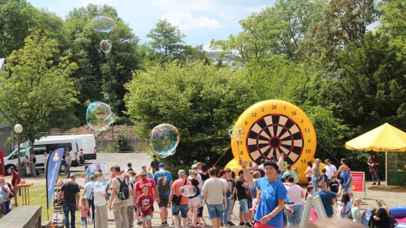 Die Lemgoer K&uuml;nstlerin Claudia Spangenberg, alias Bubbleline, sorgte mit gro&szlig;en Seifenblasen f&uuml;r gute Laune bei den Besuchern. - &copy; Nadine Uphoff