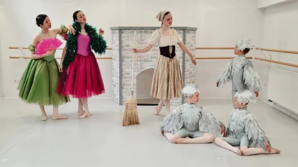 Aktuell laufen die letzten Proben f&uuml;r die Auff&uuml;hrung von "Cinderella" der Ballettschule "La Danse" am Sonntag in Herford. Aush&auml;ngeschild der Schule sind seit 30 Jahren genau diese Auff&uuml;hrungen - und die aufwendigen, selbst geschneiderten Kost&uuml;me. - &copy; La Danse