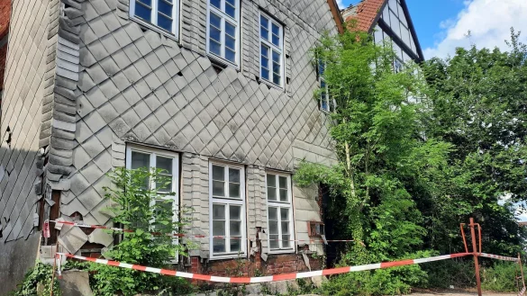 Der Brand des leerstehenden Hauses beschäftigte die Feuerwehr mehrere Stunden lang. Im Inneren herrscht seitdem Einsturzgefahr. - © Lorraine Brinkmann