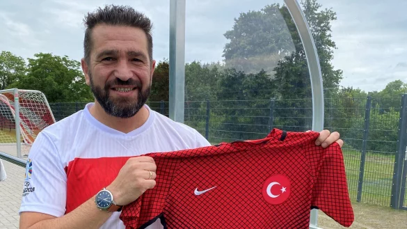 Haydar &Ouml;zdemir dr&uuml;ckt der T&uuml;rkei die Daumen. Kurz nach seiner Geburt kam er nach Deutschland, lebt seitdem in Steinheim. - &copy; Sebastian Lucas