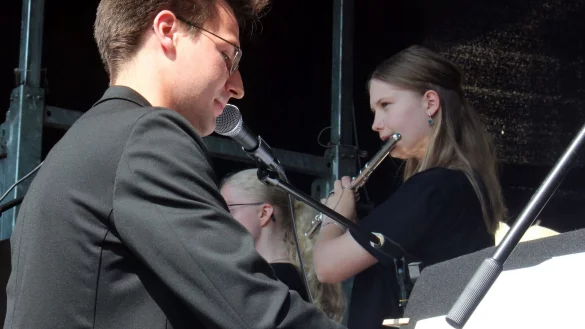 Auf dem Schlosshof in Brake: Popkantor Matthias Schulze leitet Band CrossRoad und Jazz-Pop-Chor. - &copy; Lippische Landeskirche