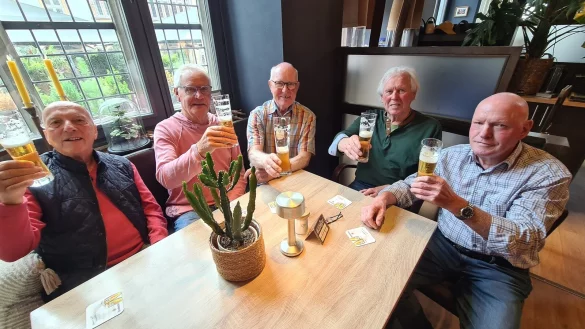 Jürgen Just (von links), Lutz Reineking, Willi Wilke, Werner Tödtmann und Günter Busse treffen sich jeden letzten Freitag im Monat. - © Nadine Uphoff