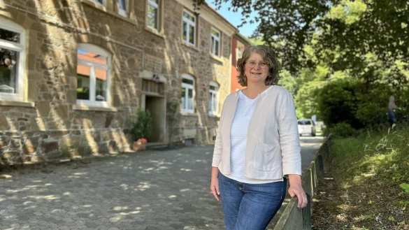 Einrichtungsleiterin Martina Wagner steht vor dem Haupthaus der Jugendhilfe Gr&uuml;nau in Ehrsen. - &copy; Alexandra Schaller