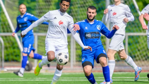 Ermiyas Amdemichael (links) und der TuS Leopoldsh&ouml;he, hier eine Szene mit Adis Hulic vom SC Bad Salzuflen, spielen um den Aufstieg in die Bezirksliga. - &copy; EGON PENNER