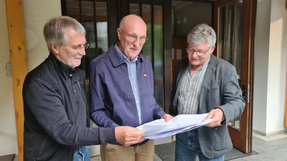 Die Initiatoren Udo Zippel (von links), Professor Dr. Rolf-Dieter Weege und Professor Dr. Hans-J&uuml;rgen Danneel blicken nach der Veranstaltung im Dorfgemeinschaftshaus in Westorf auf die ersten Unterschriften. - &copy; Archivfoto: Nadine Uphoff