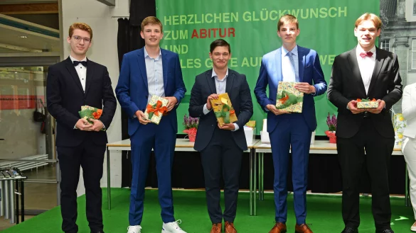 Freuen sich &uuml;ber ein Zeignis mit einem Durchschnitt von 1,0: (Von links) Vincent Goebel, Ole Pachnicke, Max Reineking, Leo Pachnicke und Leonhard Vieregge. - &copy; Nicole Ellerbrake