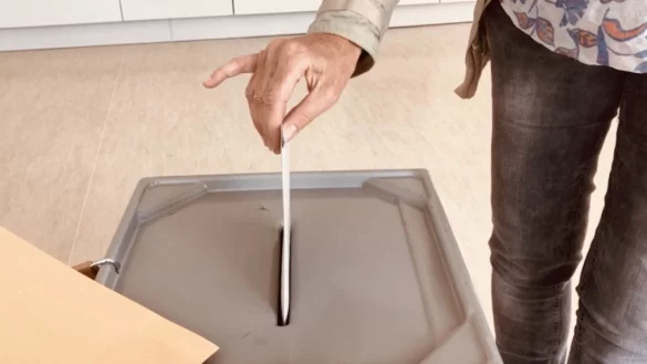 Abstimmung an der Wahlurne. - &copy; Henning Brettmeier/Archivbild