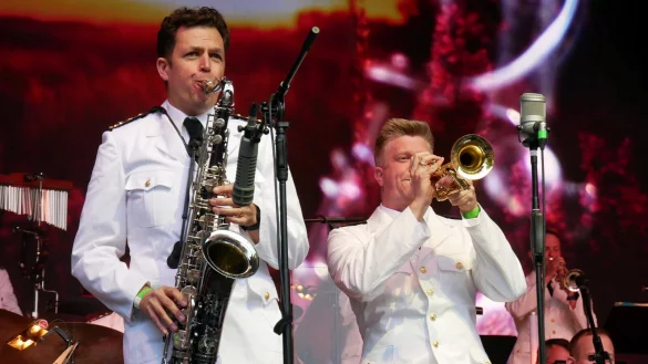 "Believe in You". Tenorsaxophon und Trompete harmonieren im neuen Arrangement mit beeindruckenden Soloeinlagen beim Konzert der Big Band der Bundeswehr. - &copy; Thomas Kr&uuml;gler