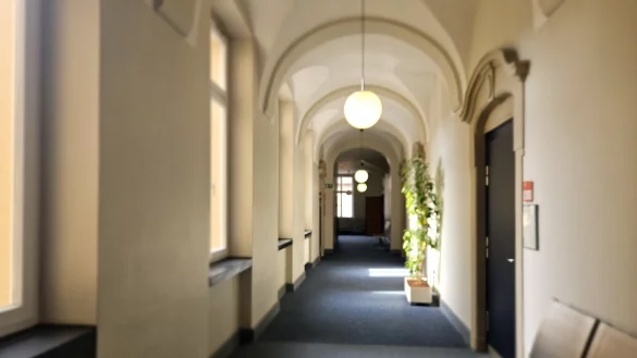 Auf dem Flur zum Sitzungssaal 104 am Amtsgericht Detmod ist es am Montagmorgen ruhig geblieben. Der Angeklagte erschien n&auml;mlich erst gar nicht. - &copy; Janet K&ouml;nig