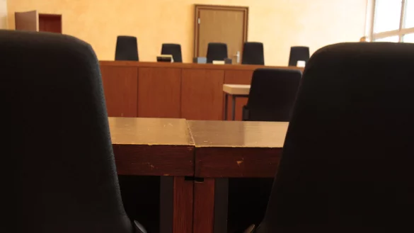 Viel passiert am Montag in Sitzungssaal 165 nicht - der wegen gef&auml;hrlicher K&ouml;rperverletzng angeklagte Mann erscheint n&auml;mlich erst gar nicht. - &copy; Janet K&ouml;nig