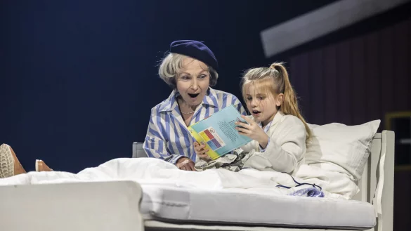 Schwelgen in Erinnerungen: Anja Syrbe und Clara Addicks. - &copy; Landestheater Detmold