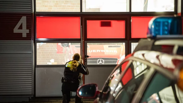 Die Polizei sichert Spuren am Ger&auml;tehaus. - &copy; Freitag-TV